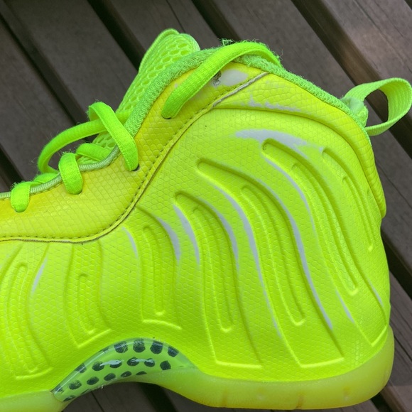 Nike Air Foamposite Pro Volt Women’s Size 7Y Big Kid Sneakers (2014) - Picture 3 of 12